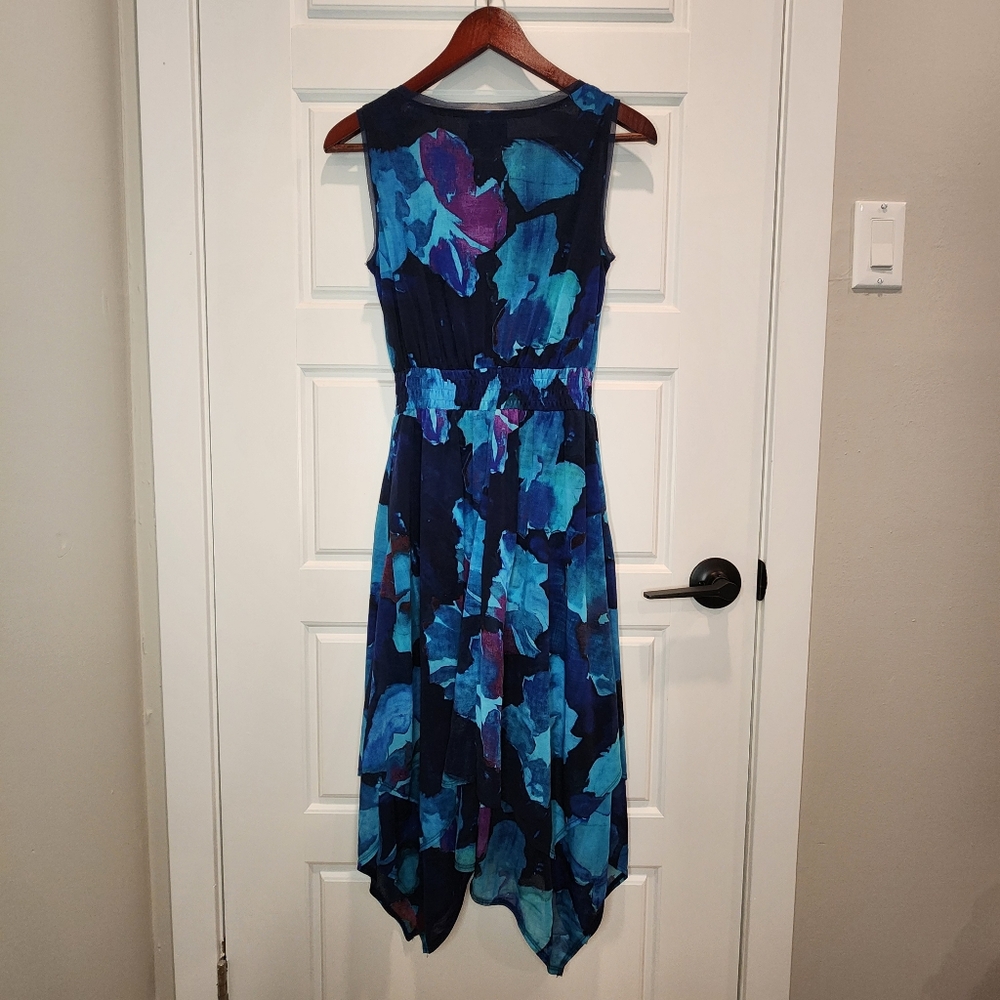 XSP Vera Wang Simply Vera Floral Asymmetrical Handkerchief Hem Sleeveless Dress - Picture 7 of 9